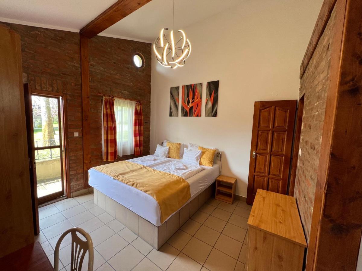 Kuria Vendeghaz Hotel Poroszlo Ngoại thất bức ảnh